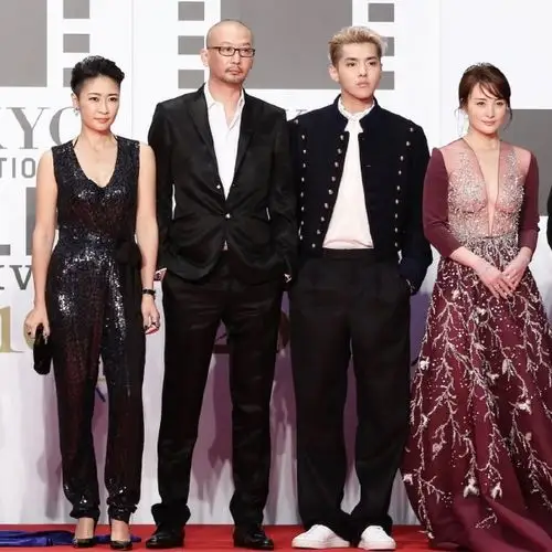 双排扣的短上衣普通人实在是难以hold住,吴亦凡凭借高挑的模特身高,和