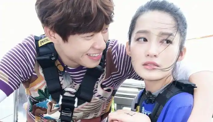 张艺兴与李沁街头拥吻,王嘉尔被单挑,李沁左右为难该如何选择?