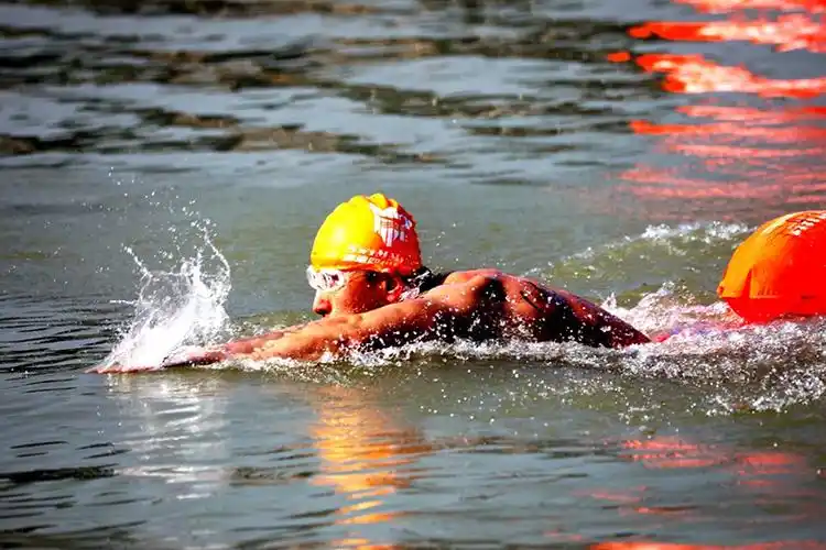 "游遍四川"2021年广元"横渡嘉陵江"公开水域游泳比赛举行