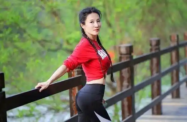 53岁健身女神刘叶琳,坚持锻炼20年,颜值高身材好无人敢叫大妈_运动