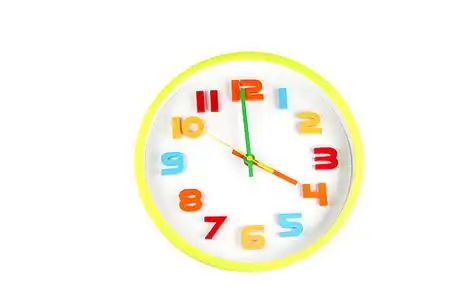 在告诉时间四点钟的五颜六色的时钟在白色背景.