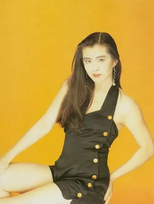 > 王祖贤大尺度性感照曝光 穿超短裙露白皙大腿  照片中,王祖贤绑着