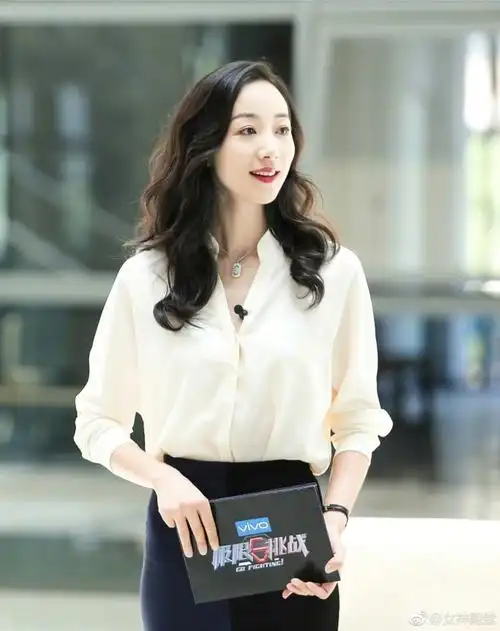 韩雪综艺花絮身着白色衬衣搭配深蓝色短裙完美身材尽显迷人成熟气质