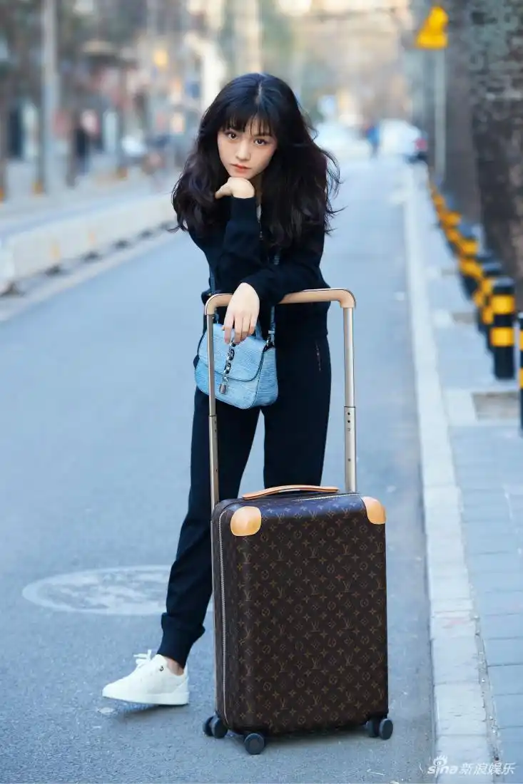 春夏启程巴黎时装周 诠释"不简单少女"时尚魅力[6p]