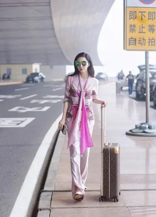 范冰冰蓝色系穿搭出席活动个性眼影搭配贝雷帽大气优雅超吸睛