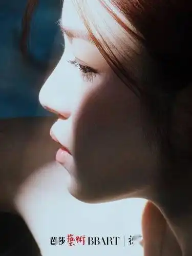 陈妍希全新封面上演侧颜杀眼神温柔氛围浪漫