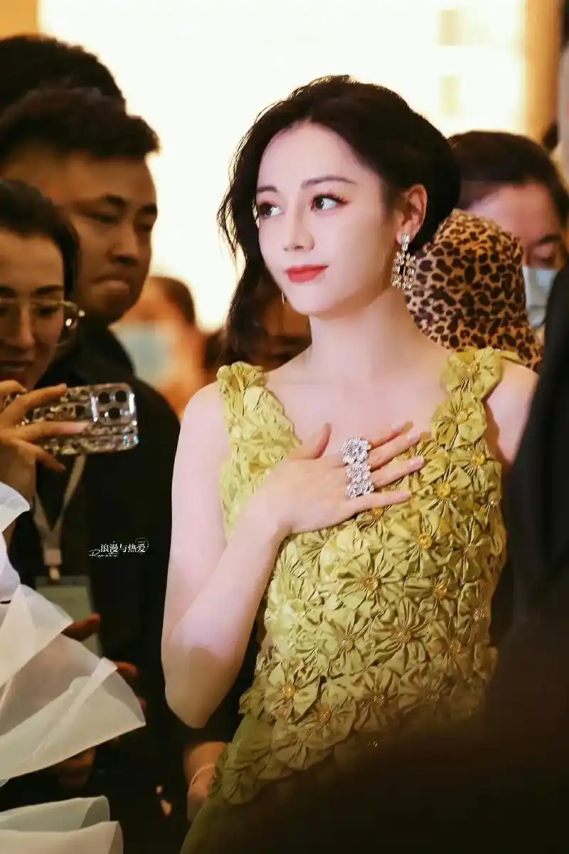 出山即出圈#迪丽热巴 #迪丽热巴美神降临 #迪丽热巴力士沐浴 - 抖音