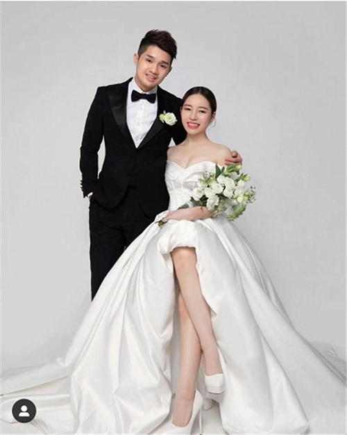 知名女歌手晒照官宣结婚与圈外老公有夫妻相大方表白超浪漫