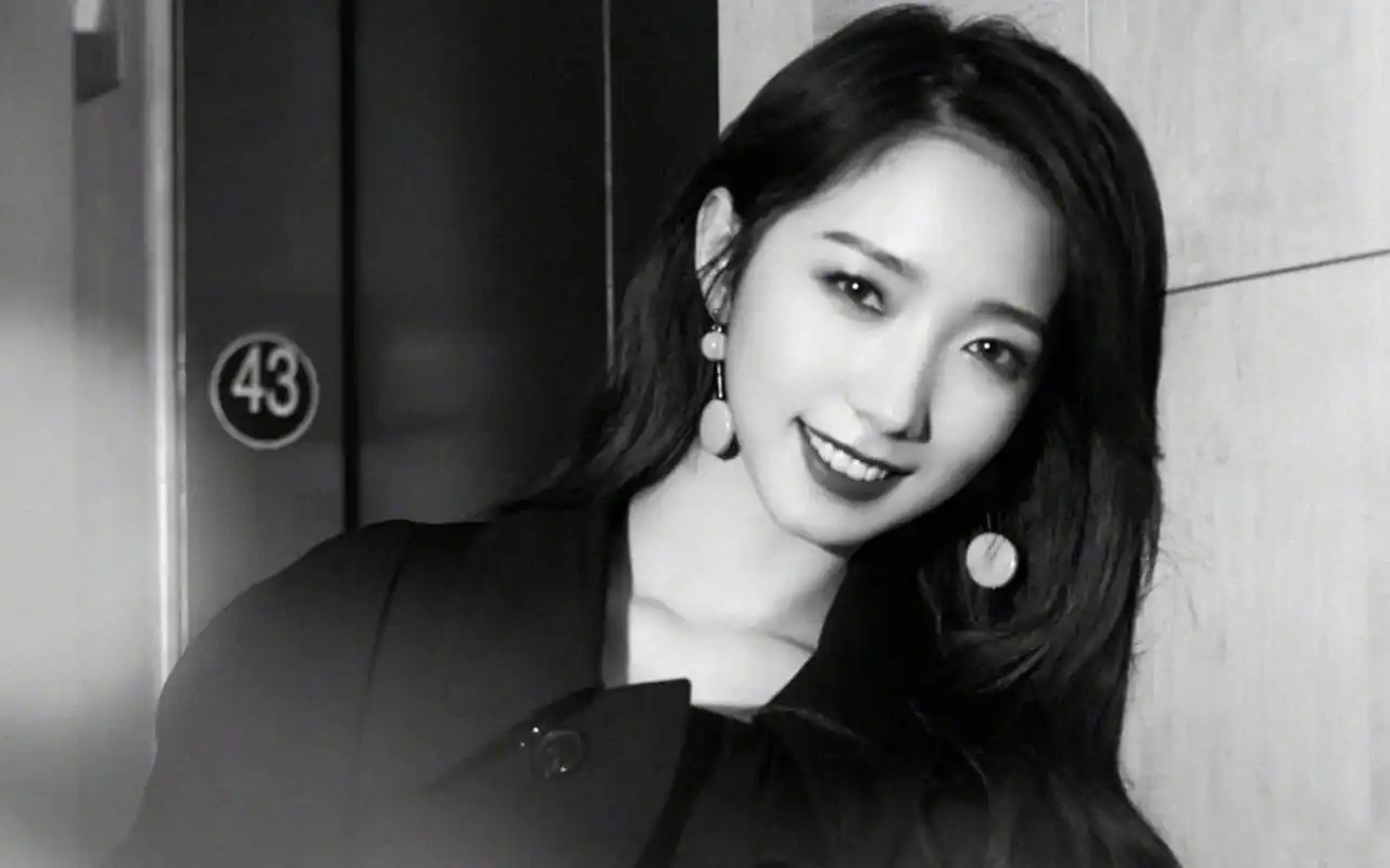 孟美岐妩媚性感高清桌面壁纸