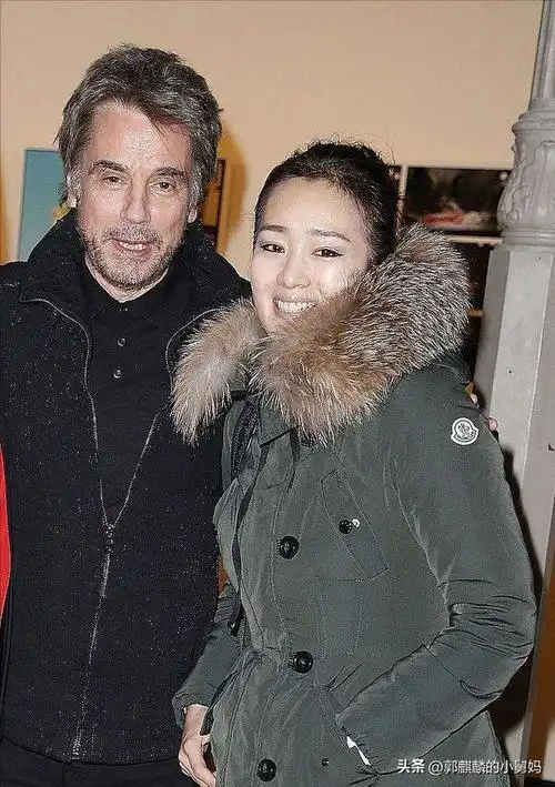 巩俐夫妇参加戛纳电影节与丈夫手牵手很是甜蜜