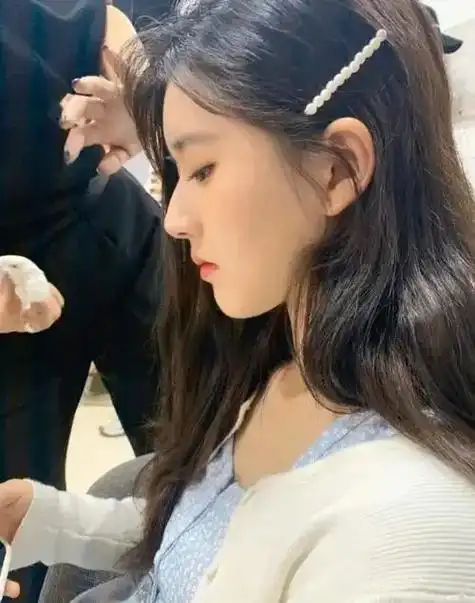 露思的侧脸好绝啊!#赵露思 #可露丽 #非原创  - 抖音