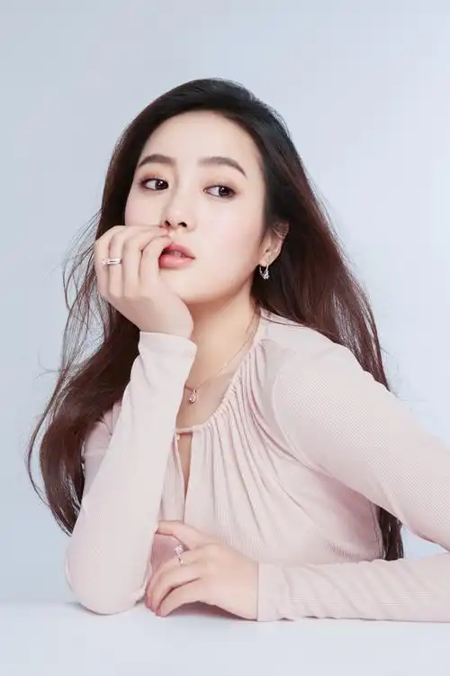 王梓薇杂志大片曝光 演绎珠光美人