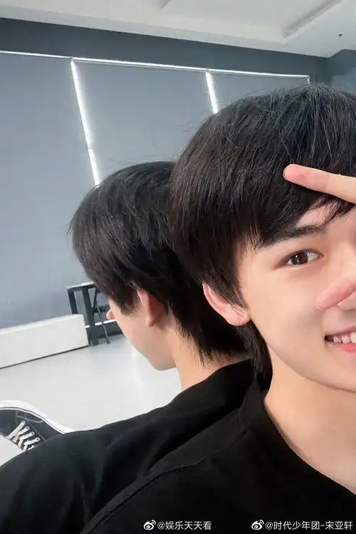 宋亚轩对镜自拍小合集~ "乌云乌云快走开",小宋自拍都拿来!