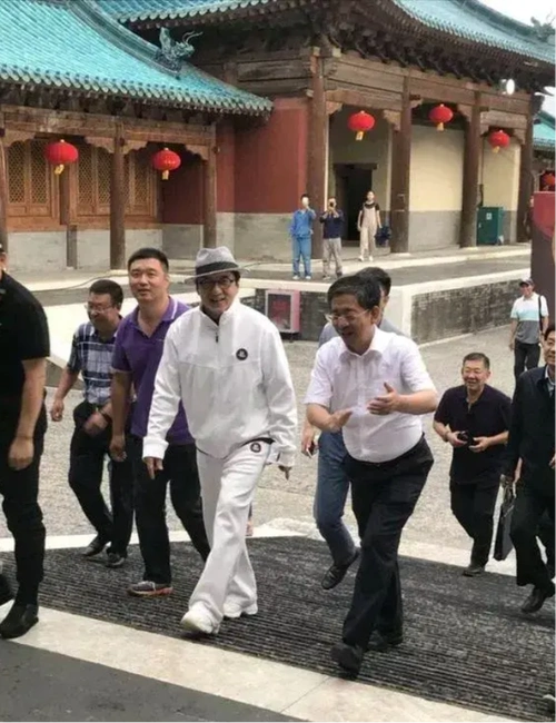 70岁成龙与素人合影,真成白发苍苍老爷爷了,满脸皱纹感叹太真实