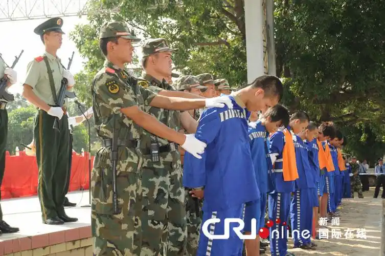 三亚举行千人公捕公判大会 逃窜两年命案凶手被判死刑(高清组图)