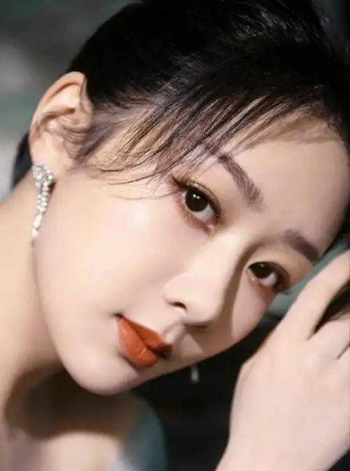 2月20日,演员杨紫在个人社交平台上分享了新剧集的随拍美照,紫也很