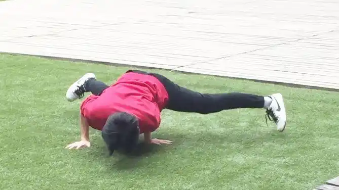 街舞教学:街舞定格动作中的飞机撑,看似简单实际做起来不容易