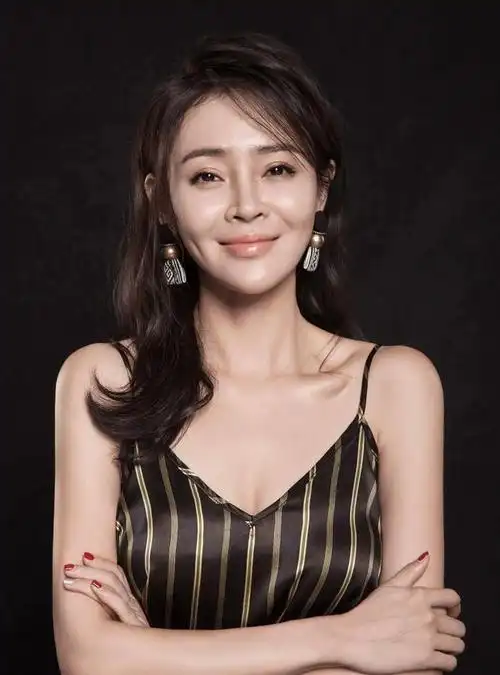 40岁的于明加称这辈子最明智的决定就是相亲嫁普通丈夫生两女