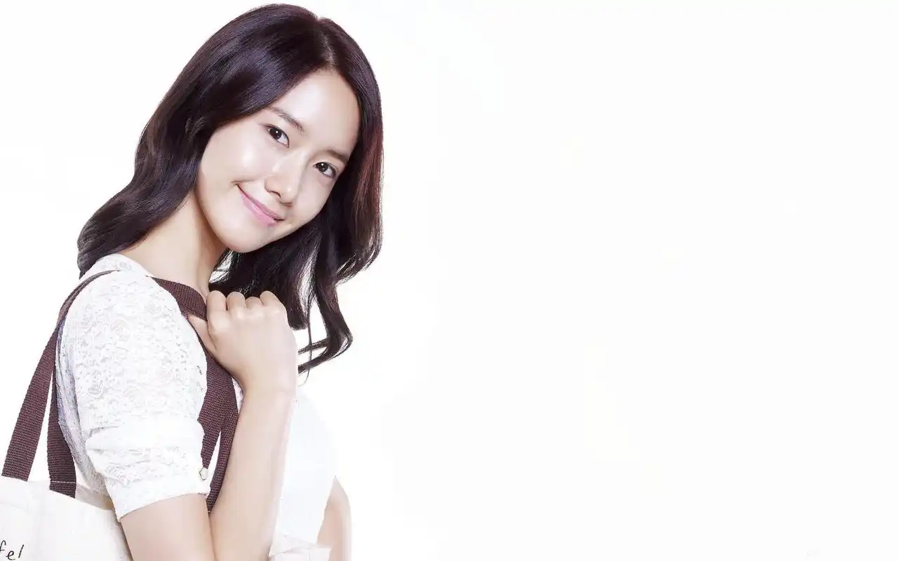 韩国美女林允儿清纯可爱桌面壁纸