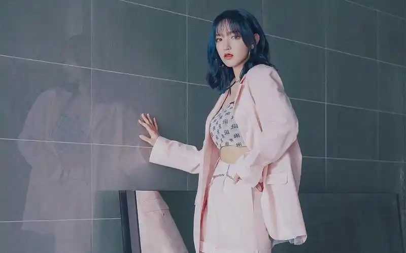 程潇粉色西装甜酷高清桌面壁纸