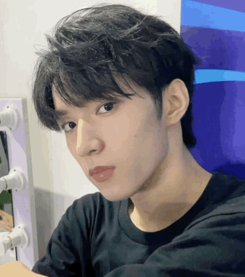 诚邀大家一起来看看刘耀文的这组live生图而这样稍显慵懒的半眯眼状态