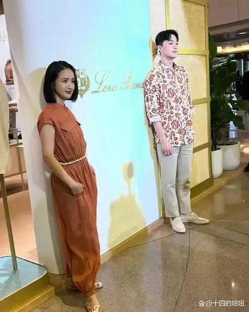 被传婚变的林依晨亮相时尚活动,灯笼裤连体裤搭配花布鞋看上去年龄感