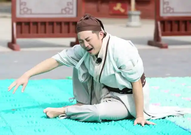 蔡徐坤酸吗?《奔跑吧》沙溢胡可甜蜜玩"指压板",却意外被疼哭