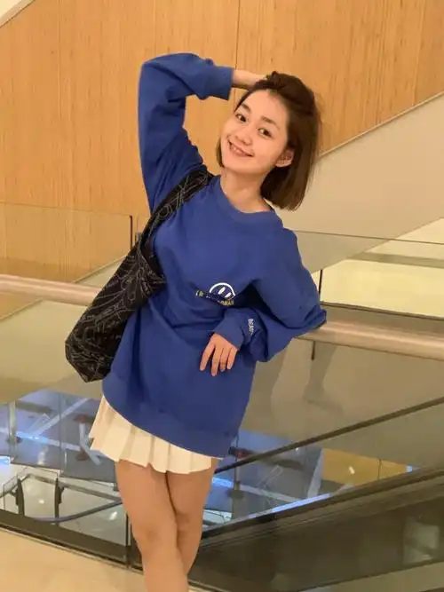 段奥娟穿超短裤露美腿,减肥后逆袭惊艳众人,时尚气质直线上升!