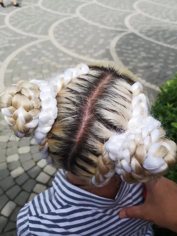 世界杯花絮:俄罗斯美女现场编发 让盛夏清爽动人