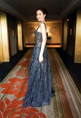 4 叶璇出席中韩电影节深蓝长裙优雅动人