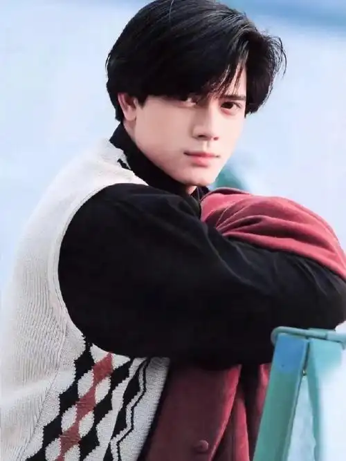 郭富城新片龅牙造型##没认出郭富城#2024首部港片《临时劫案》海报看