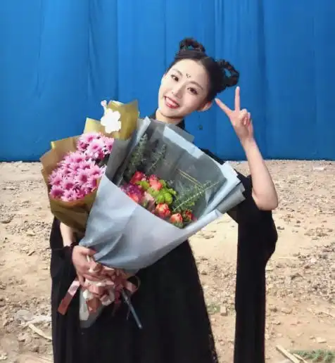 在新公司王婷可以留自己喜欢的长发,穿美美的裙子参加《创造101》