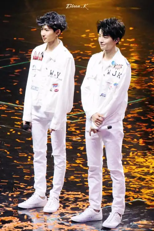 凯源超话9798#愚人节站姐团建#    3938333332 32