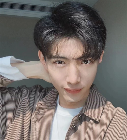 韩式三七分发型,高级时尚的男生短发,刘海到额头位置非常修颜.