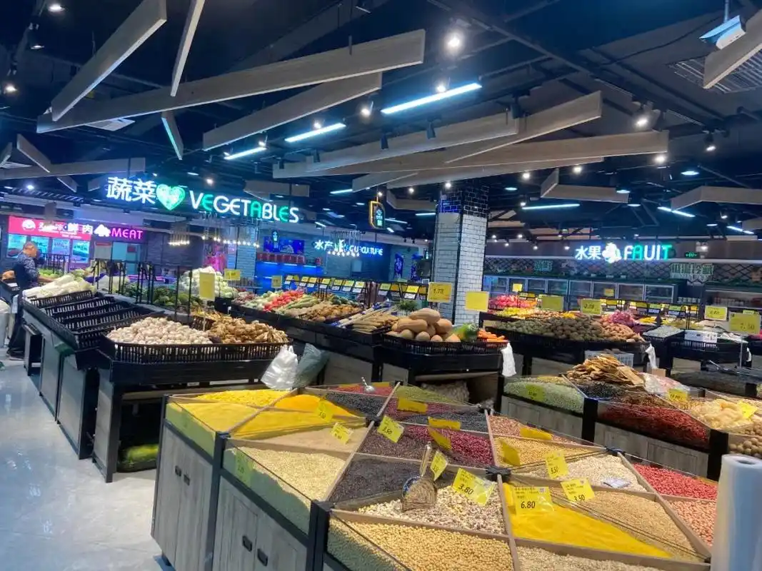 "集百农"生鲜集市位于九工路与夏宁路交叉口的未来派一楼商业街,经营