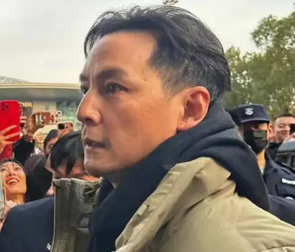 49岁吴彦祖现身武汉被偶遇,发际线后移严重,网友:男神也老了