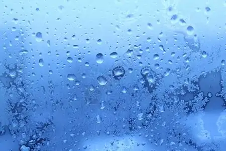 冬季玻璃上的蓝色冰和水滴图片素材