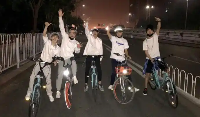 tfboys薛之谦深夜骑车郭敬明现在只有条假腿