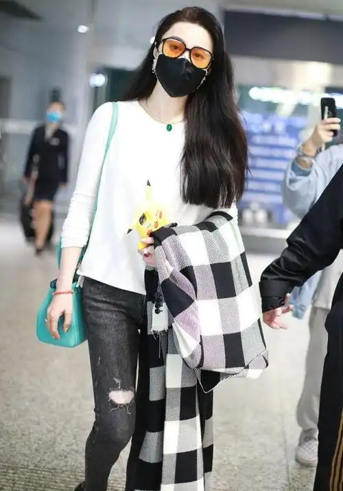 范冰冰穿白色上衣搭灰色牛仔裤清新迷人, 长发飘飘很有女神范