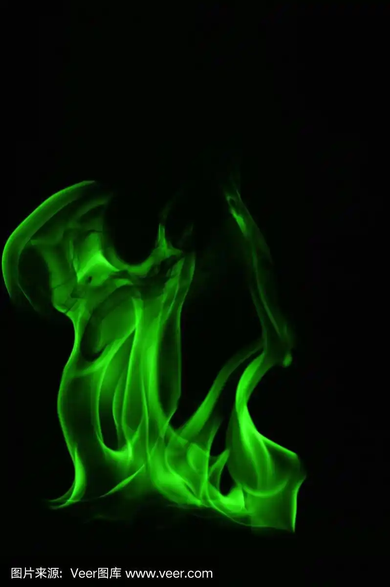 美丽的绿色火焰在黑色的背景.
