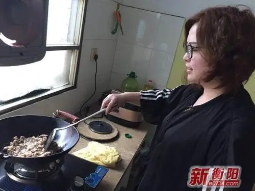 高考考场外特写 "陪读妈妈"王清敏的一天