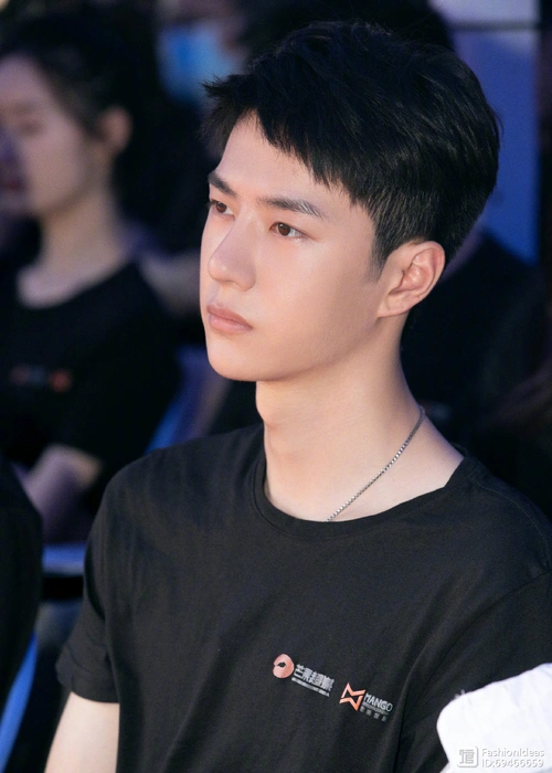 王一博最新look一身黑搭配超帅酷短发造型更显犀利