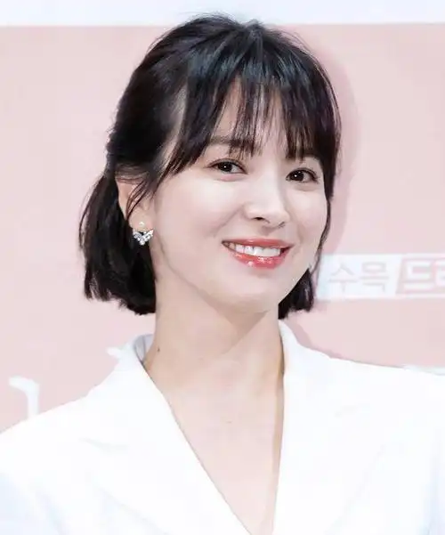 37岁宋慧乔又换发型,刘海短发逆龄如少女,站在欧巴身边如初恋