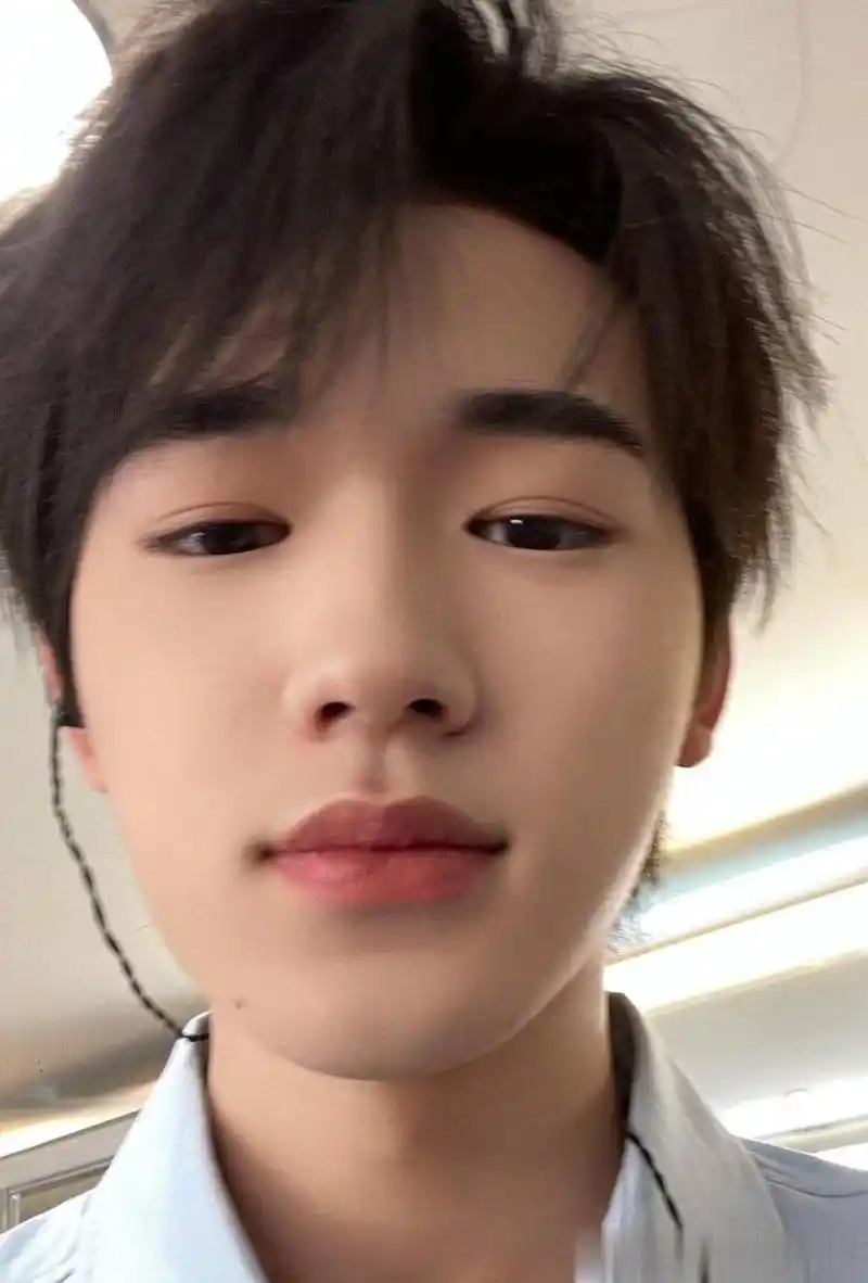 宋亚轩迷之角度自拍  颜值过分优越了