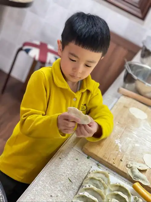 真爱一小一(1)班包饺子 迎新年