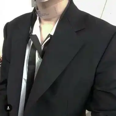 成熟帅气的穿西装稳重男生头像