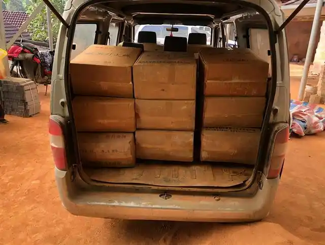 民警检查一辆正在卸货的面包车,发现里面放着整整一车厢的引火线|卸货