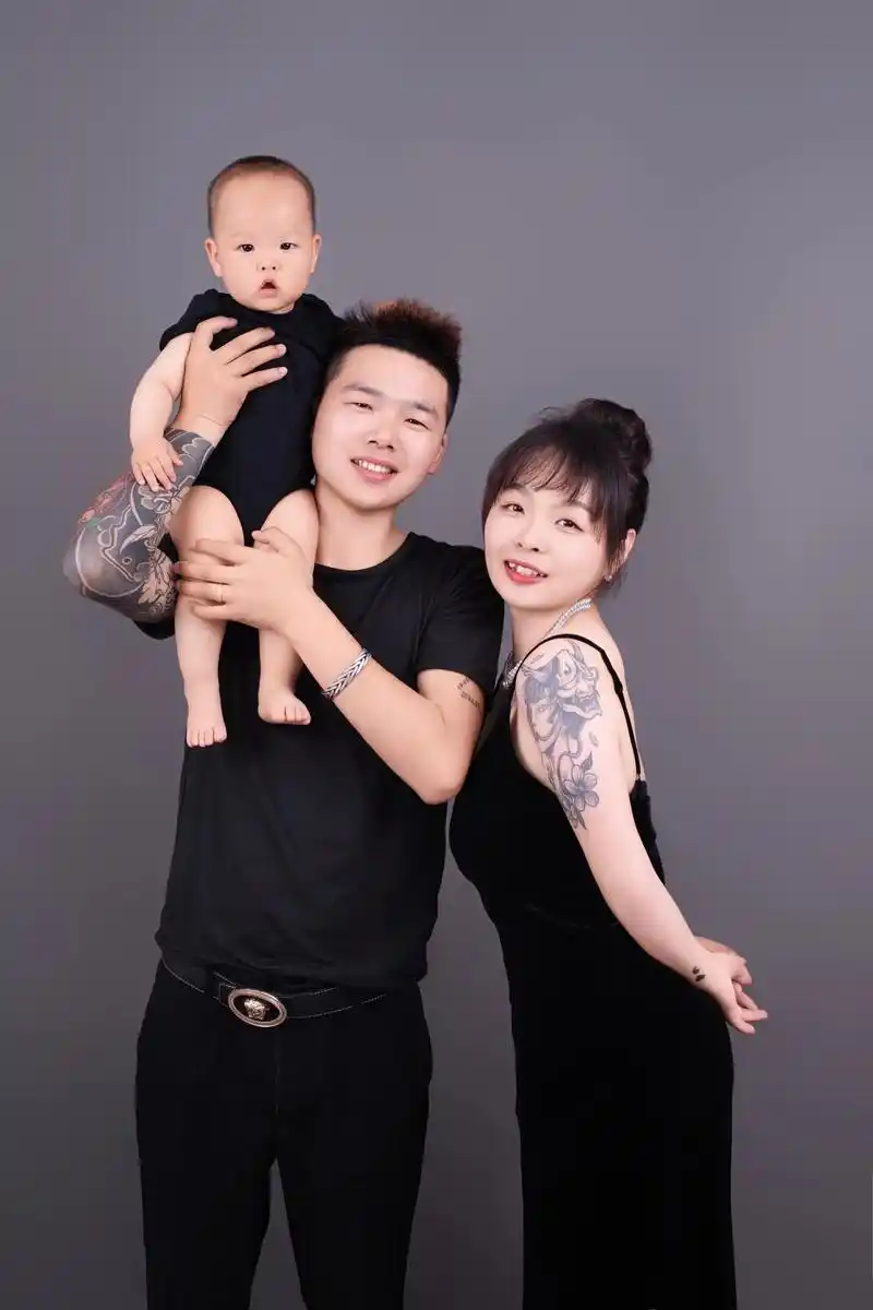 世界很大,幸福很小,有你们刚刚好#一家三口 #亲子照#宝宝周 - 抖音