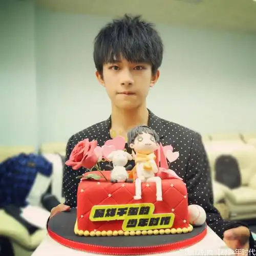 tfboys新闻161128时代官博送后台生日照千玺手捧小王子蛋糕