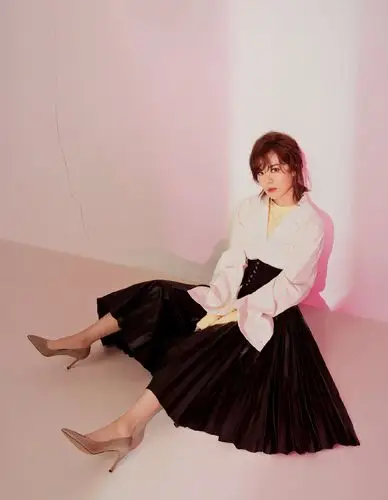 女歌手郁可唯性感优雅时尚写真